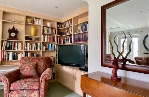 Farnham Haven: Unique Home with Courtyard - Photo 4