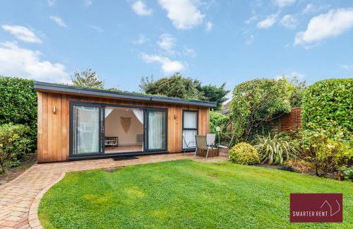 Guildford - 4 Bedroom House - Private Parking - Photo 16