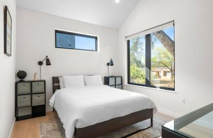 Modern Oasis w Pool Hot Tub Rooftop Deck Home Theater Mariposa Retreat by AvantStay - Foto 25