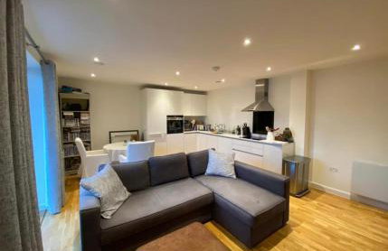 Luxury Two Bed Apartment w Car Parking, by Station - Foto 2