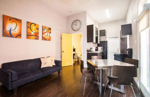 Modern Condo Blocks from Quarters - Foto 6