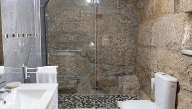 Oak House - Photo 2, Shower