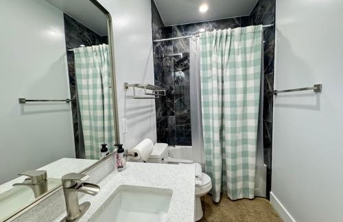 LUX Spacious Townhouse 4BR in DC - Photo 8