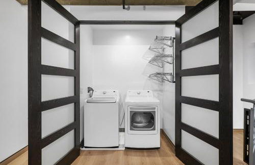 NEW Luxury Concrete Home Just Minutes from the Beach - Foto 40