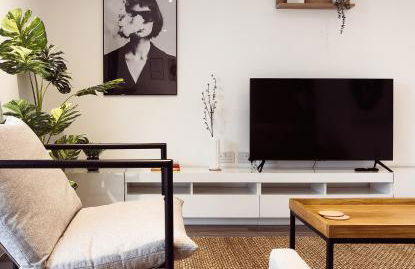 Modern 1-Bedroom Apartment near Kew Gardens with Free Parking & Workspace - Foto 5