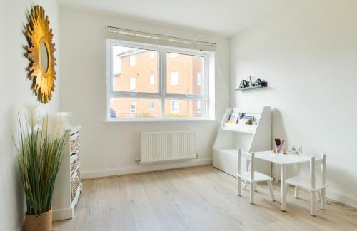 Modern Spacious 3 Bedroom House in Canterbury with En Suite and Free Parking Perfect for Contractors & Families - Photo 7