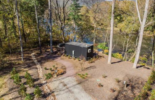 Modern Riverside Cabin w Hot Tub Fire Pit Kayaks - Foto 32