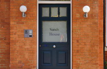 Sands House - luxury modern studios with secure parking in Epsom, Surrey - Photo 1