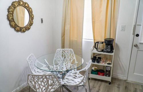 Artful Retreat - King Bed, Work Desk, WIFI, Unique Murals, Perfect for Business Travelers, Downtown & Near Universal Studios - Foto 8