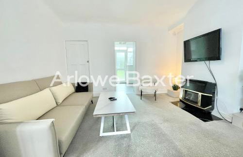 Stylish 3-Bedroom Garden Home, AC, Contractors and Families - Foto 27