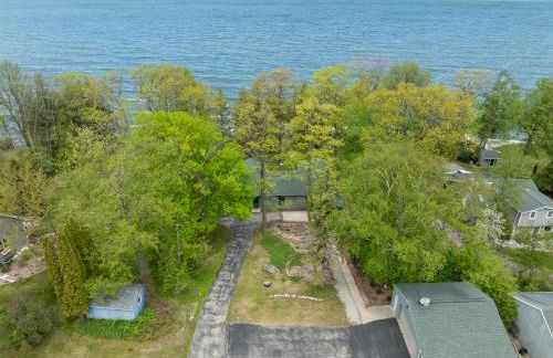 Yorita Manor - Lake Front Getaway! Dogs, Fire Pit & Deck - Photo 37