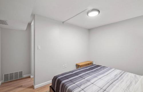 Stylish and Accessible Six Bedroom Home in Wexford/Pittsburg With Kids Amenities - Foto 34