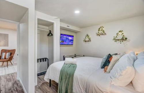 Quiet Basement Retreat | King Bed, Firepit, Yard - Foto 14