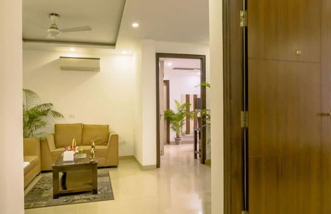 Modern City Retreat 2bhk Paras Fortis Balcony - Photo 7