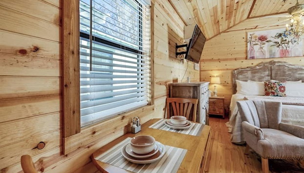 Fancy Cabin Right on Main St! - Foto 5, Habitación