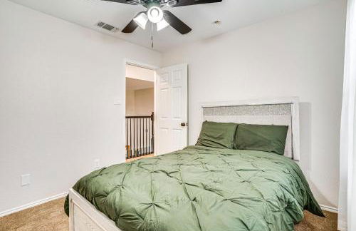 2 Mi to Old Town Spacious Burleson Vacation Home - Foto 17