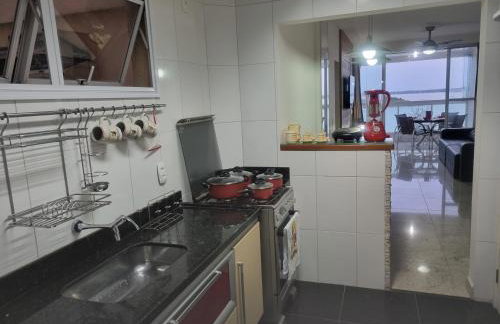 Apartamento Frente para o Mar - Varandão com Blindex - Vista para o Mar - 1 Suite e mais 2 Quartos-Ar Condicionado - 2 Vagas - BEIRA MAR - 70 metros da Praia ,TVS SMART GERAL -WI-FI -DISNEY PLUS- PORT 24 HORAS-KIT PRAIA-ROUPA DE CAMA 2 XCASAIS - Foto 25