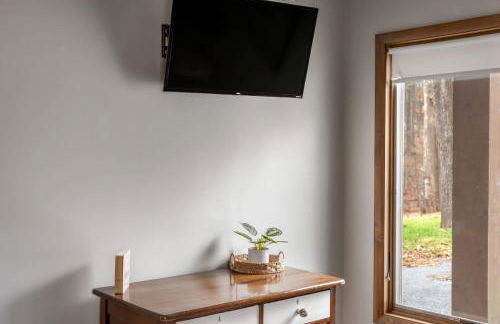 Two Cabins Retreat in Woods Resort - Dog-Friendly - Foto 12