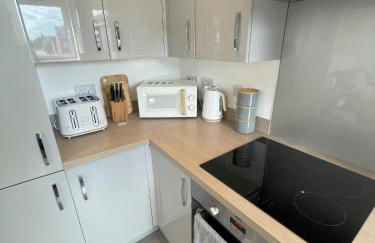 Modern 2-bedroom apartment, free parking for 2, walking distance to town centre - Foto 9