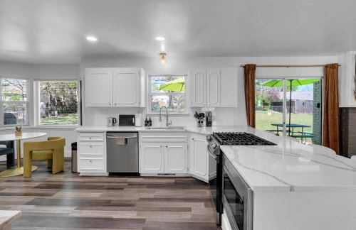 10min to EXPO - Family-Friendly with Office & Playroom - Photo 6