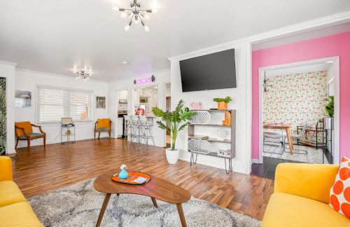 Indy Palm Pad with Patio & Tiki Bar-Mid-Century Charmer-Family Friendly - Photo 7