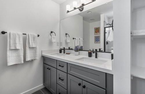 Stylish Phoenix Suite by Zenia Stays - Central & Cozy Escape - Foto 36