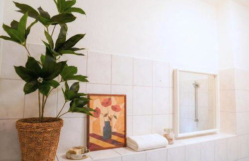 Cozy home with 3 BR, luxury beds, Smart TV, Wifi & private parking spot - Foto 9