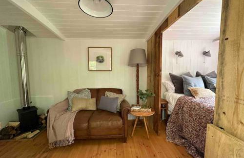 Cornwall Woodland Shepherd's Hut with Hot Tub - Deirdres Hut - Foto 48