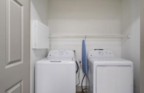 Bright Uptown Bliss - Free Parking, Walkable, Views - Foto 34