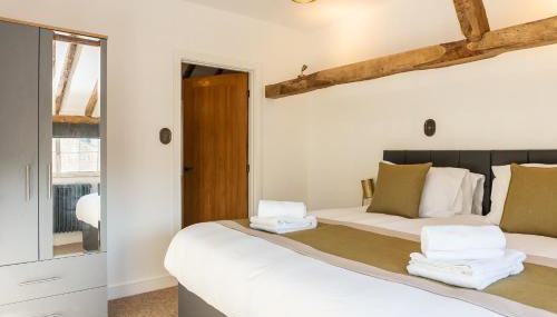 Gloucester-Beautiful 4 Bedroom Cottage-Sleeps 8-Free Parking-Fast Wi-Fi-Work or Leisure - Foto 5, towels, wardrobe