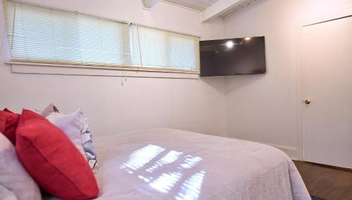 Bright & Comfy 5 star Location Large Deck Oasis - Photo 3