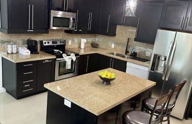 Luxe 3BR & 2BA Condo Near Airport & Shopping Mall - Foto 3