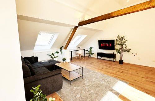 Suite-Apartment zentral in Krefeld mit hohen Decken - Foto 1