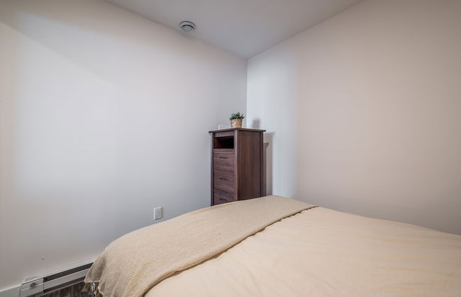 Cozy Fully-Equipped 2 Bedroom Suite - Photo 8