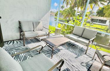 4bdrm Waterfront salt water Pool home with Outdoor theater Game Rm Make up vanities in every room Perfect for Game days and concerts trips to Miami Hard rock stadium and hotel 15 mins away - Foto 4