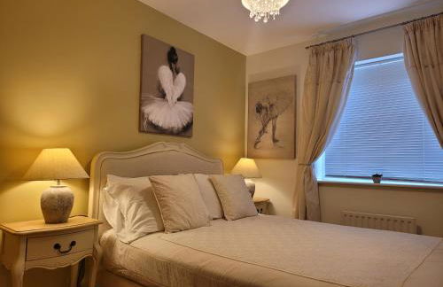 Three Bedroom Apartment by Beautiful Park - Photo 34