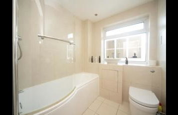 Spacious Chessington home with parking & garden - Photo 16