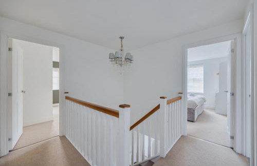 Stunning Detached House with Driveway Parking, Office Room, Self-Check-In, Fast WiFi and Smart TV with Sky and Netflix by Yoko Property - Photo 17