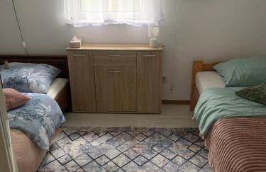 Domek w lesie blisko rzeki - Foto 7