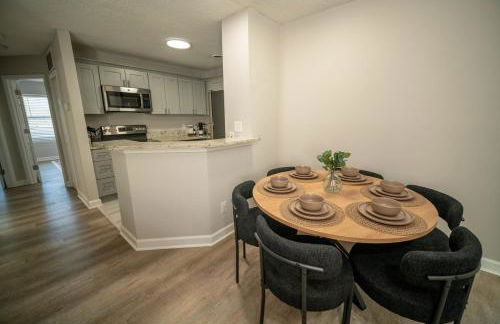 Uptown LUXE Retreat with Parking & Walk to City Center - Foto 14