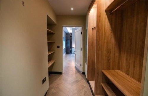 Humberston Avenue Large 4bed - Contractors Welcome & Big Living Area - Photo 10