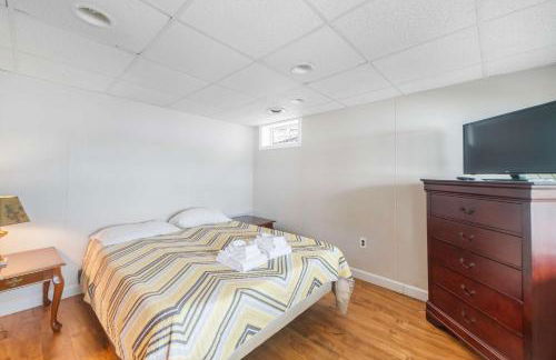 Family Lakefront Adventure House 3BR wFirepit & Scenic - Foto 61