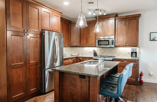 Lakefront Beachfront top Floor Condo w Pool - Photo 4