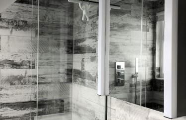 THE HIDEAWAY - LUXURY SELF CATERING COASTAL APARTMENT with PRIVATE ENTRANCE & KEY BOX ENTRY JUST A FEW MINUTES WALK TO THE BEACH, SOLENT WAY WALK, SHOPS and many EATERIES & BARS - FREE OFF ROAD PARKING,FULL KITCHEN, LOUNGE,BEDROOM , BATHROOM & WI-FI - Foto 51