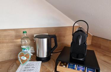 C4S COME4STAY Altötting - 3-Zi Whg I Zentrale Lage I Parkplatz I Balkon I WIFI I SmartTV I 1 Kingsize, 1 Queensize Bett I Office Arbeitsplatz I Wohnbereich mit Couch und Essbereich I voll ausgestattete Küche I Nespresso - Foto 13