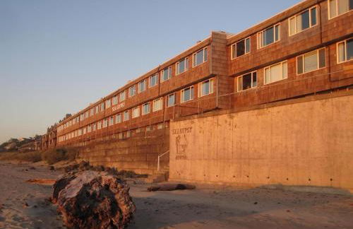 Oceanfront Suite - Top Floor - Sleeps 4 - Pool and Sauna - Foto 52