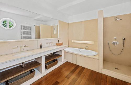 GUT KLETKAMP "Penthouse im Schloss" - Premium-Ferienwohnung mit 5 Schlafzimmern auf 400qm I Kamin I 2 Wohnzimmer I Garten & Terrasse I Wald- und Seeblick I Profi-Küche I 15 Min zur Ostsee I Parkplätze I WLAN - Foto 10