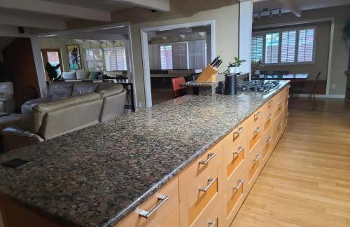 Westside Retreat w Yard, Grill, Hot Tub, Near Sofi Stadium, LAX, and the Beach - Foto 10