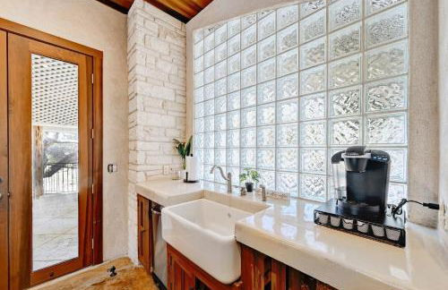 Luxury Lakefront Escape on Lake Travis - Photo 11