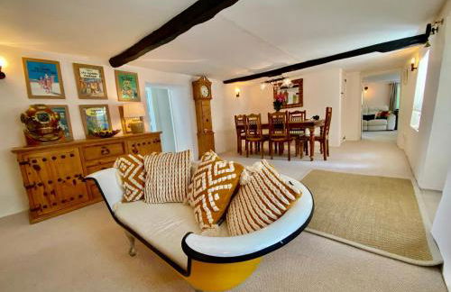 Beautiful Character 5 Bedroom Dorset Thatched Cottage - Great Location - Garden - Parking - Fast WiFi - Smart TV - Newly decorated - sleeps up to 10! Only 18 mins drive to Sandbanks Beach! Close to Bournemouth & Poole - Photo 17